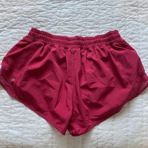 Lululemon low rise 2.5” hotty hot shorts